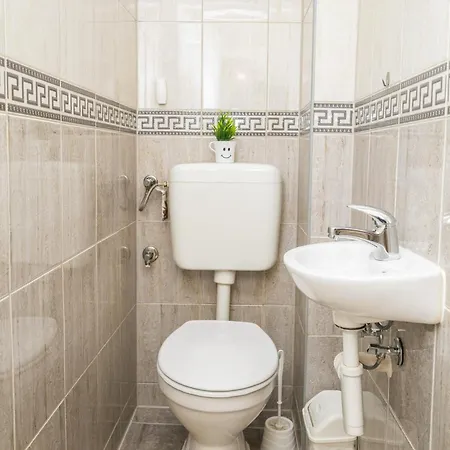 Lägenhet Cosy Nest In Center With Parking