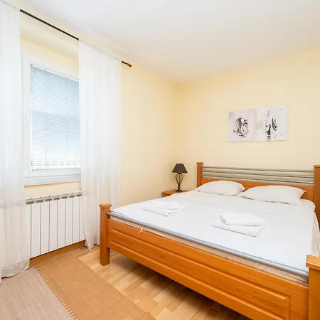 Cosy Nest In Center With Parking *