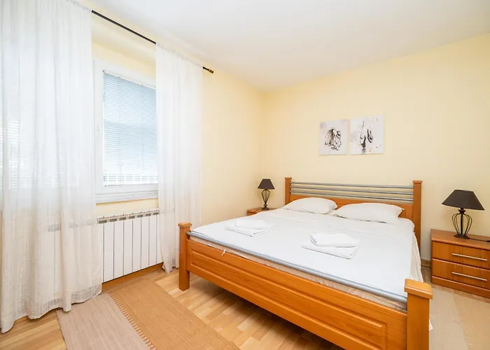 Cosy Nest In Center With Parking *